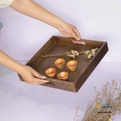 Khay go hinh vuong co tay cam 32.5cm